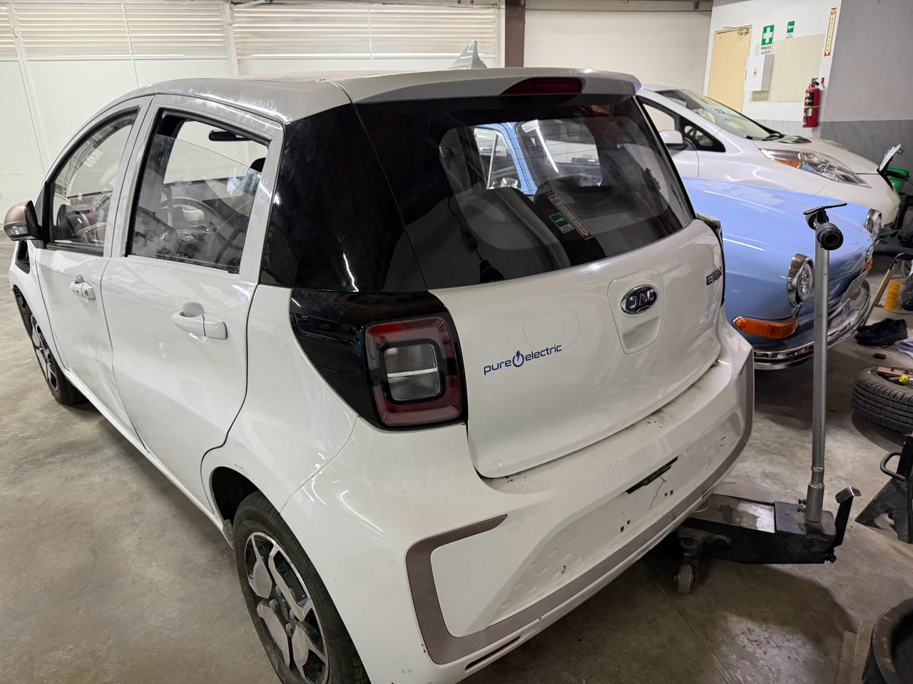 JAC E10X 2025 - parte trasera, pure electric