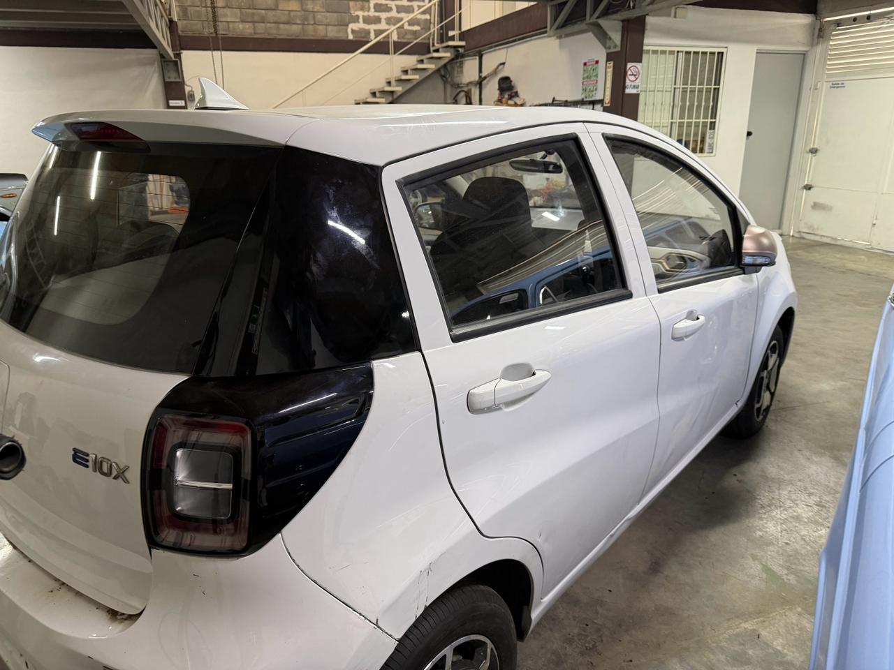 JAC E10X 2025 - lateral trasero