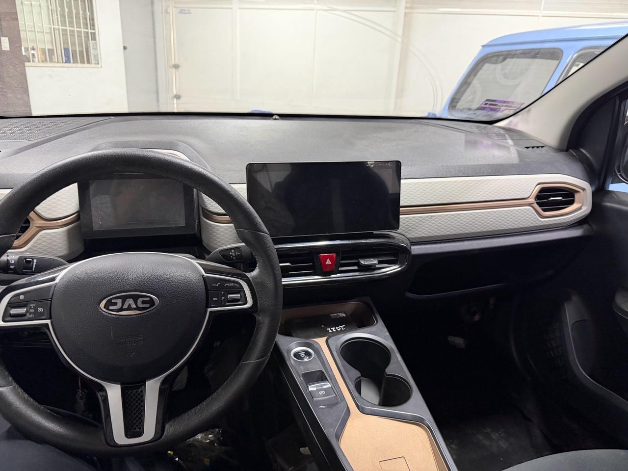 JAC E10X 2025 - volante y consola