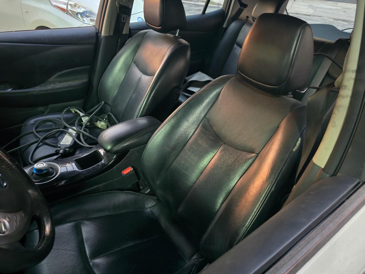 Interior frontal con cable de carga